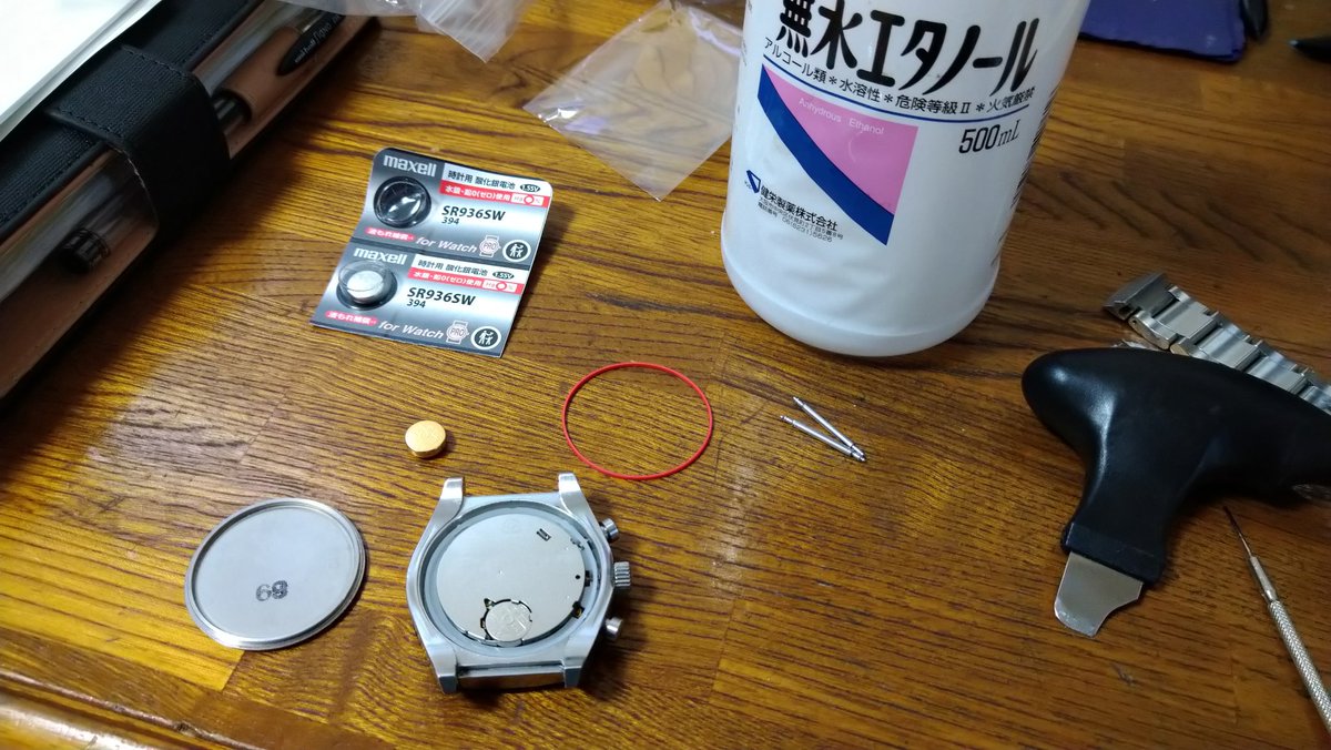 nd_shimo's tweet photo. 時計の電池交換しました。15年で6回くらい交換したような…？裏蓋開けはダイソーさんの100円工具です https://t.co/XGrbVijBjB