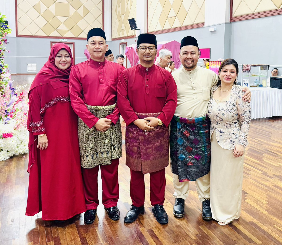 azmi_ej's tweet photo. ON DUTY: Emcee Majlis Perkahwinan Kashroey &amp; Nursyafiqah. Syabas dan Tahniah buat Absan Faridzwan Abidin &amp; Natasha Haneem menerima anak menantu. 

#emceeazmiharis #azmiharisej #emceekahwin
#emceeofmalaysia #emceeofsabah https://t.co/2RITqN8mKI