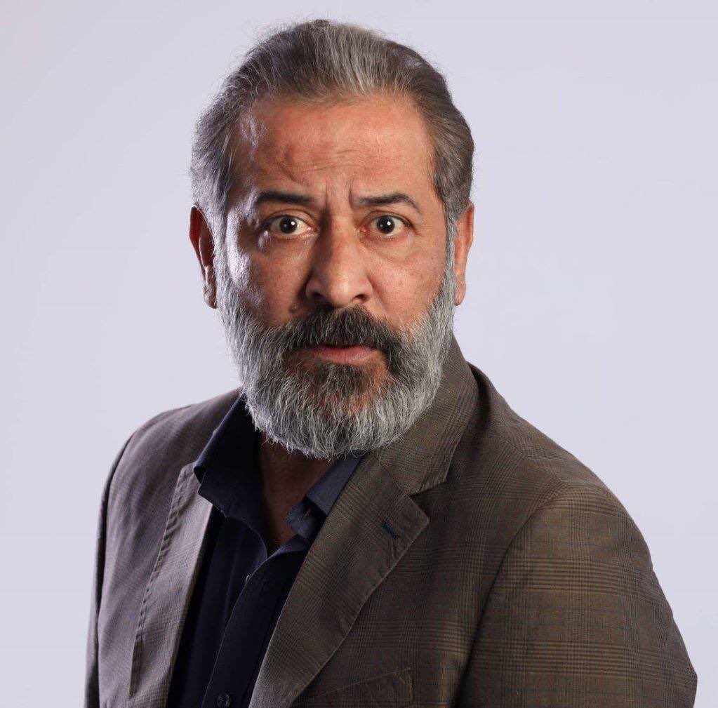عبدالمنعم عمايري الذي حاول التهجم على احد الثوار وهو سكران 

كان يعمل كمهرج عند ضابط الاسد غسان بلال مدير أمن الفرقة الرابعة ، كلما اراد الضابط ان يضحك يُرسل لعمايري لكي يُضحكه

والان عامل نفسه قبضاي على ثوارنا ؟!
