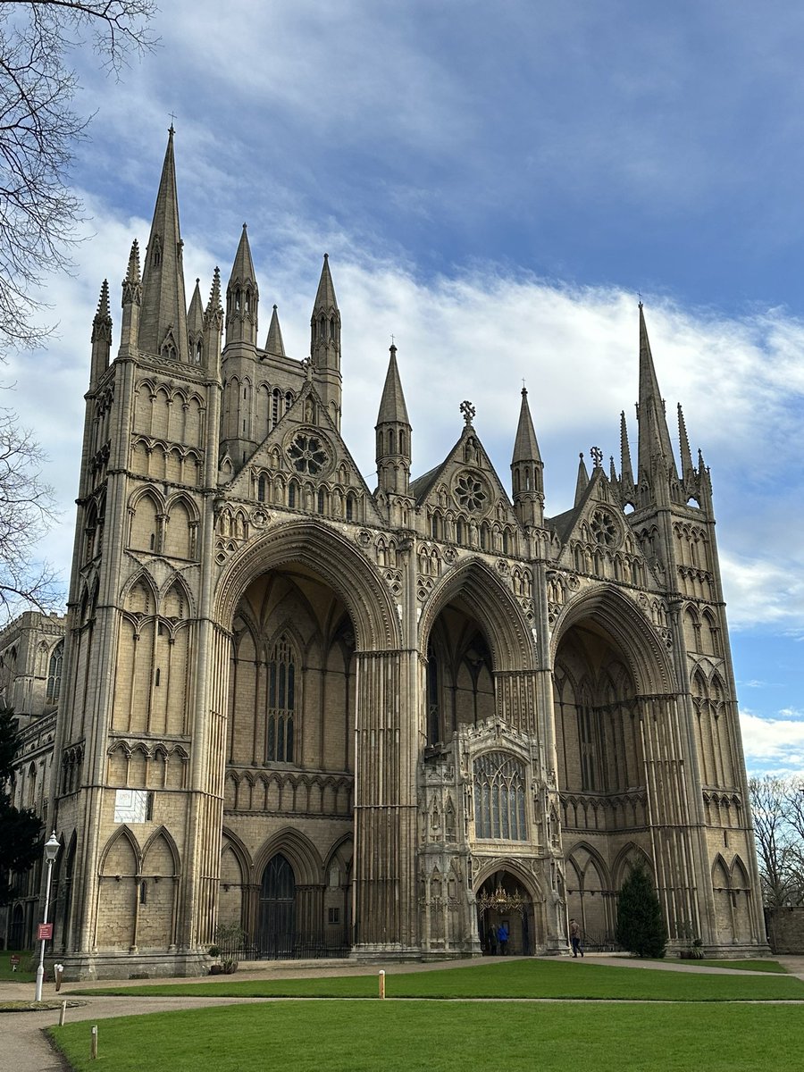 mutley7781's tweet image. 👀 #Peterborough Cathedral
The tower, completed in late 12th C, was originally to be one of a pair.
It once had a spire until 1812.
Today, along with the West Front (1238), there are instead many smaller spires & pinnacles.
#SteepleSafurday