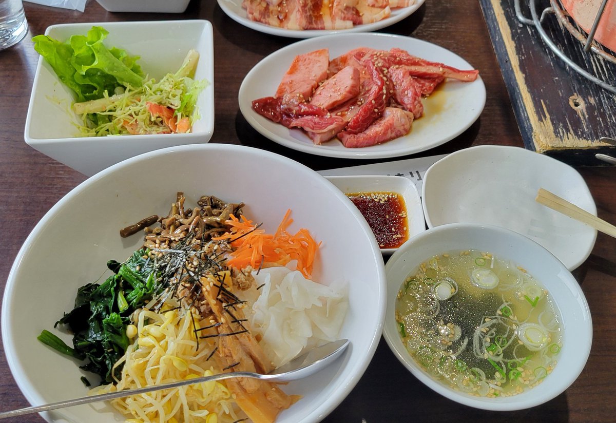 gumialien's tweet photo. 今日はポスター貼って貰うのに同行して美味しいお肉を食べてきたよ~♪
うまいよ~!肉うまいよ~!
写真食べかけだけど、ランチセット1,780円
#メイソンズGO
#MAISONsPARTY
#岩手県宮古市
#七輪焼肉もりもり
#カウンターアクション宮古に来てほしい https://t.co/TFrltj3Iwl