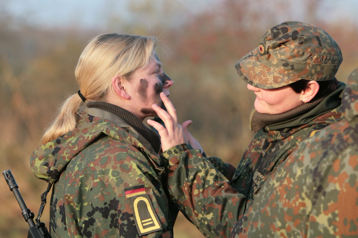 Heute vor 25 Jahren wurde die rechtliche Grundlage geschaffen, dass #Frauen in allen Bereichen der #Bundeswehr Dienst leisten dürfen – ob Land, Luft oder See. Ihr Einsatz, Mut &amp; Können sind für die Streitkräfte unverzichtbar!

24.380 Soldinnen, davon rund 1700 bei der #Marine