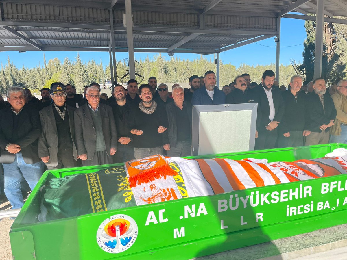 AdanasporOfis's tweet photo. #Adanaspor Kulübü eski yönetim kurulu üyelerinden Ali Akdemir son yolculuğunda turuncu beyazlı renklerle uğurlandı.

Merhuma Allah'tan rahmet, büyük camiamıza başsağlığı dileriz. https://t.co/XdLKayni31