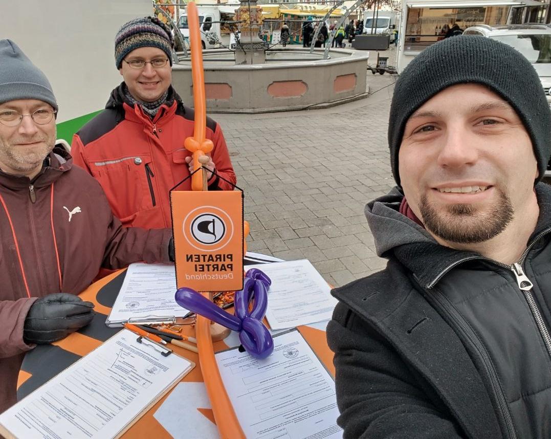 Piratenpartei Ba-Wü (@piratenbw) on Twitter photo Heute sind wieder einige #Piraten unterwegs, um Unterstützungsunterschriften für die #Bundestagswahl zu sammeln! 💪 Auf dem Foto seht ihr <a href="/BiberachPirat/">Samuel Schmid</a> (rechts) in Aktion auf dem Marktplatz in #Biberach. 🚀 Kommt vorbei! #Piratenpartei #BTW2025 #Demokratie Heute sind wieder einige #Piraten unterwegs, um Unterstützungsunterschriften für die #Bundestagswahl zu sammeln! 💪 Auf dem Foto seht ihr <a href="/BiberachPirat/">Samuel Schmid</a> (rechts) in Aktion auf dem Marktplatz in #Biberach. 🚀 Kommt vorbei! #Piratenpartei #BTW2025 #Demokratie