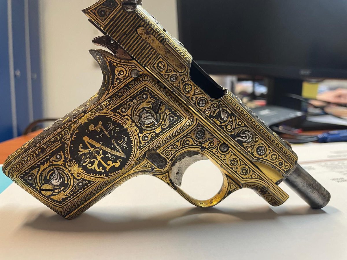 guardiacivil's tweet photo. #OperacionesGC | Recuperada una pistola que perteneció al presidente de la II República, Niceto Alcalá Zamora

ℹ️ Guardia Civil de Guipúzcoa, a través de #UCE3, hizo llegar esta información a la Gendarmería Francesa

▶️ Esta pistola fue entregada al entonces presidente en una visita a Éibar. 
En la cacha dice así: “Al primer ciudadano de la República. El grupo femenino de la agrupación republicana de Éibar”

▶️ El arma formaba parte del arsenal ilegal de un particular en #Francia 

🚔 Cuatro personas están siendo investigadas por parte de la @Gendarmerie