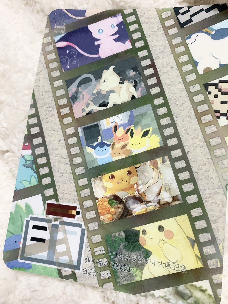 本は上下巻なんですけれど、エモくないですか？
封入特典にクリア栞(4種ランダム2枚)と
会場特典に下敷き(数量限定)ついてきます！