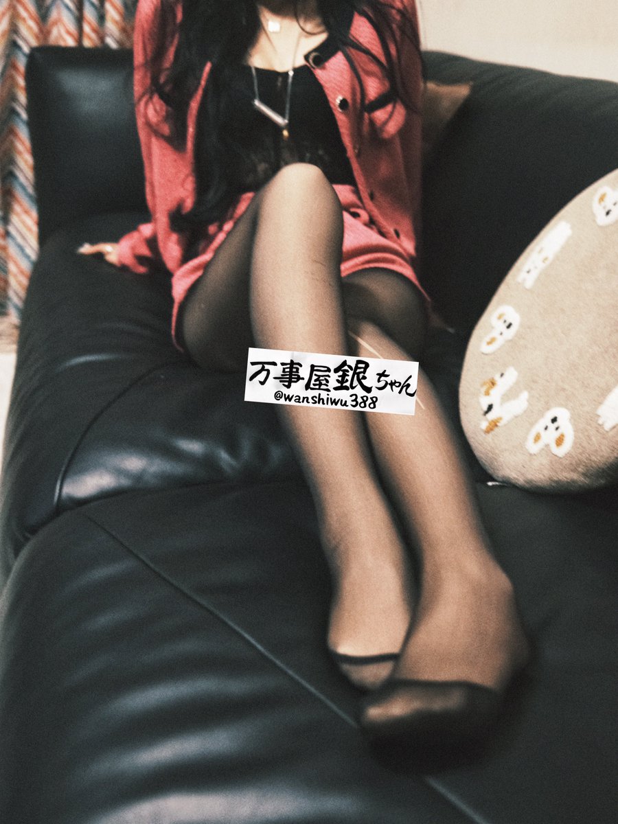 有些女孩很清楚自己的性张力在哪里，并且会毫不避讳的去展示这些点，去给男人带来快乐。拍摄的过程中，我只是让琪琪把腿伸过来，她便自己用脚骚弄起各种姿势来。