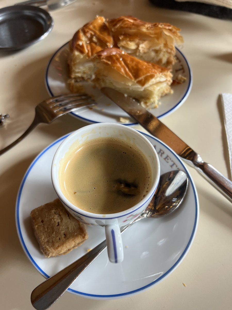Eiji_dal_1974's tweet photo. パリ🇫🇷のPlace des Vogesヴォージュ広場。
パリのど真ん中にあるのに、観光客が見落とす観光地。
そこのCaretteカフェでガレット・デ・ロワを食べた。
今年で最後のガレットだな。
#galette
#スーパーエイジ https://t.co/FkJaQMy1VC