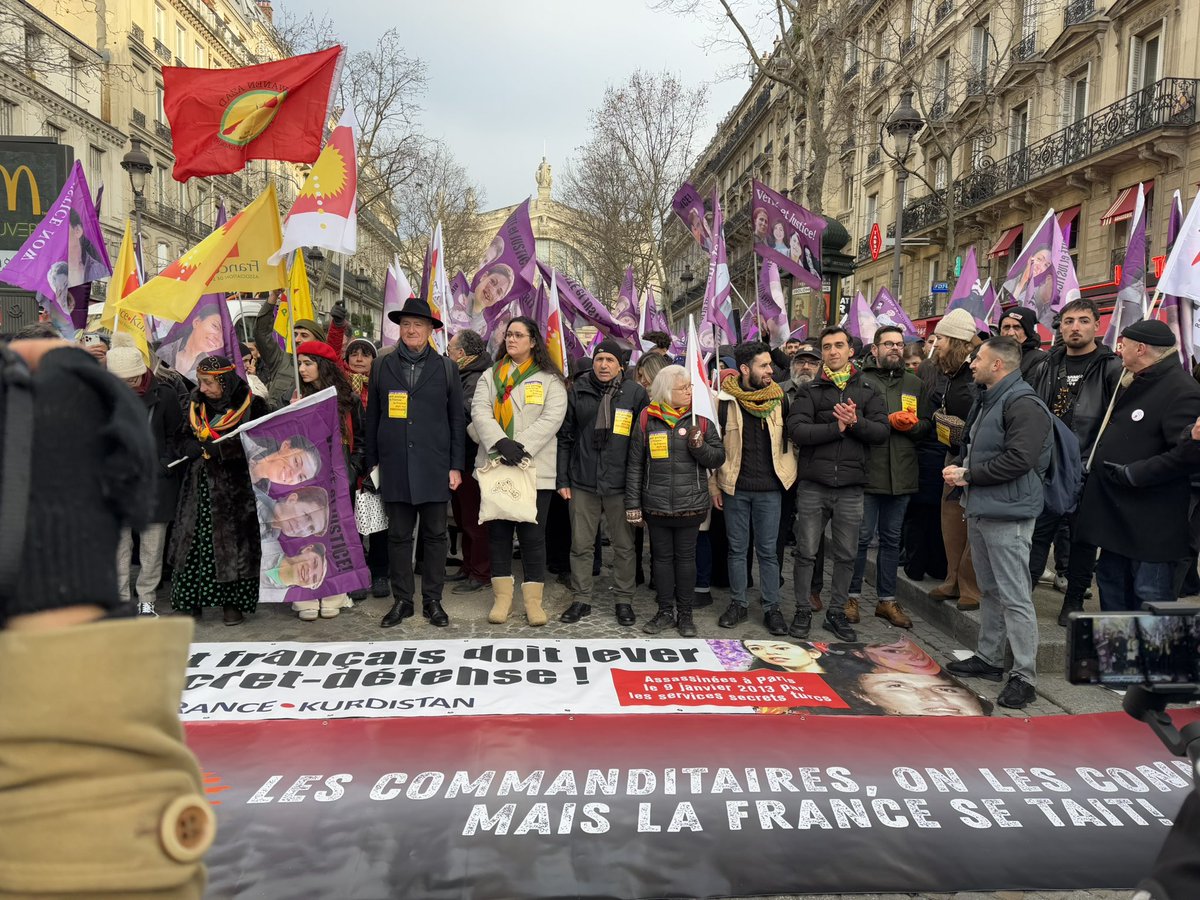 À Gare du Nord, avant le départ de la Grande Marche Vérité et Justice, pour nos ami.e.s assassiné.e.s à Paris
#SakineCansız 
#FidanDogan
#LeylaSaylemez
#EmineKara
#MîrPerwer
#AbdurrahmanKizil