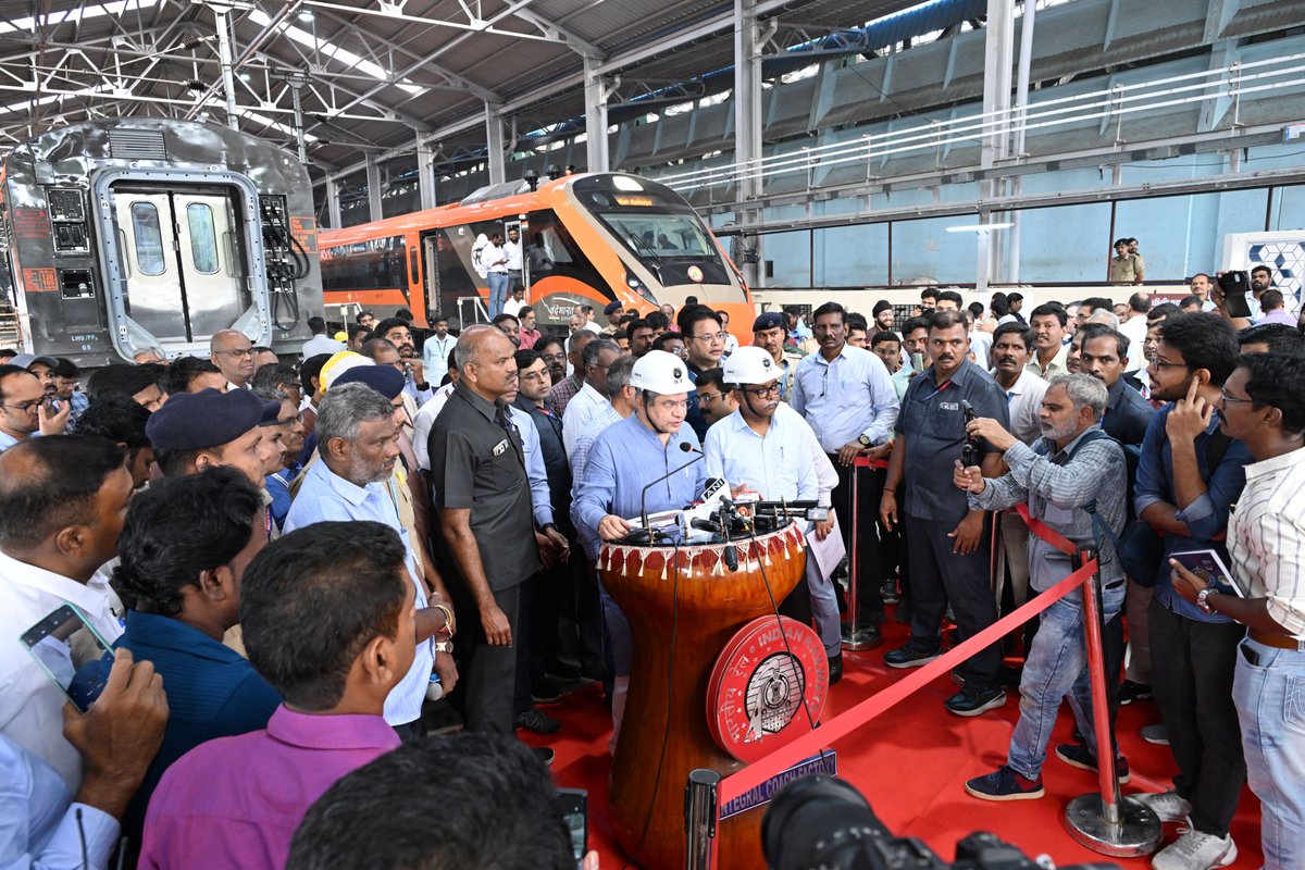 RailAnalysis's tweet photo. Rail Minister Ashwini Vaishnaw inspects #AmritBharat and Vistadome #production at #ICF
Read more...https://t.co/IZUpGsbTPS
#IndianRailways #Railways #Infrastructure #Innovation #Inspectio #IntegralCoachFactory #Machines #Manufacturing #Stations #Project https://t.co/7WZTymhKes