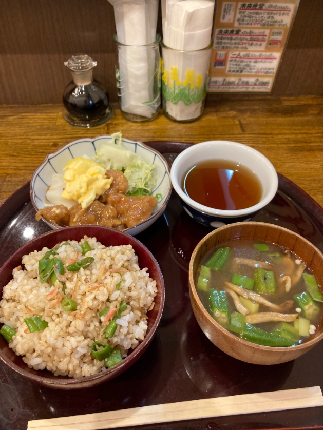 reimond18's tweet photo. 季節いろいろまかないご飯。

知らない野菜(今日はエディブルフラワー)に出逢えるのが楽しいし、何かひとつ新しいことをと考えてくれているのが有難い🙏🏻 それに対して私も何か＋αを…と思いつつ。実際のところは、まあまあ不器用なので、ひと笑いの提供しかしていない気もする。が、引き続き頑張ろう。 https://t.co/Nj9T2YwbBF