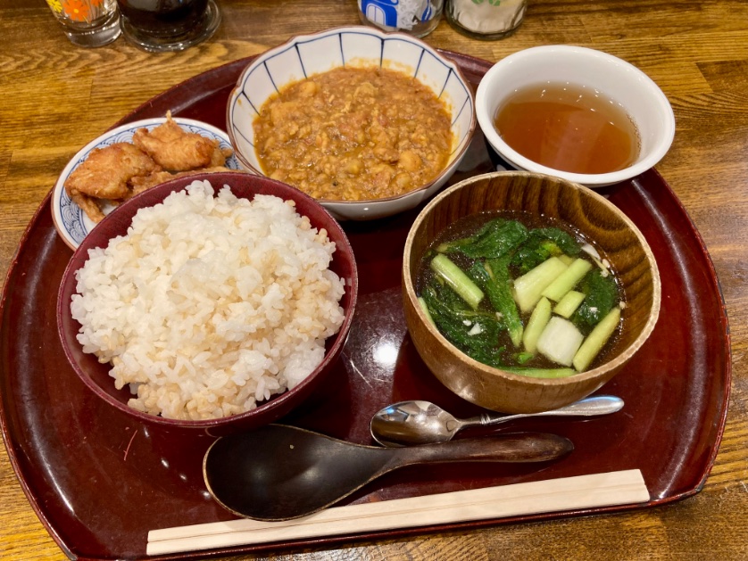 reimond18's tweet photo. 季節いろいろまかないご飯。

知らない野菜(今日はエディブルフラワー)に出逢えるのが楽しいし、何かひとつ新しいことをと考えてくれているのが有難い🙏🏻 それに対して私も何か＋αを…と思いつつ。実際のところは、まあまあ不器用なので、ひと笑いの提供しかしていない気もする。が、引き続き頑張ろう。 https://t.co/Nj9T2YwbBF