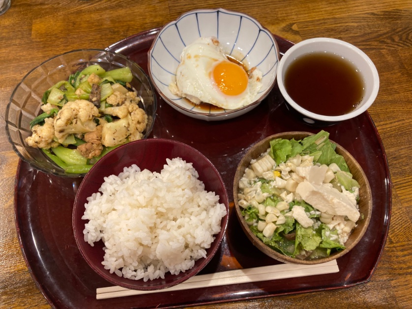 reimond18's tweet photo. 季節いろいろまかないご飯。

知らない野菜(今日はエディブルフラワー)に出逢えるのが楽しいし、何かひとつ新しいことをと考えてくれているのが有難い🙏🏻 それに対して私も何か＋αを…と思いつつ。実際のところは、まあまあ不器用なので、ひと笑いの提供しかしていない気もする。が、引き続き頑張ろう。 https://t.co/Nj9T2YwbBF