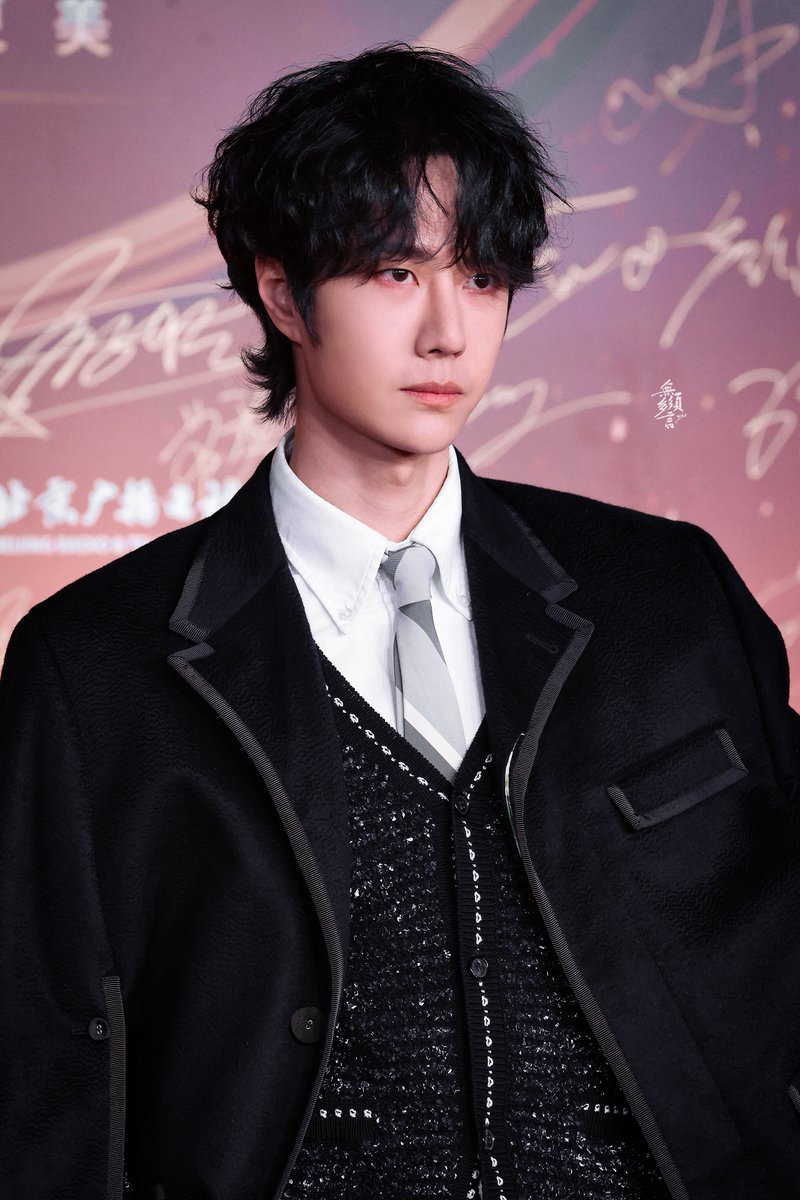 2amWangYibo's tweet photo. WANGYIBO SHINING MOMENT #YIBOxWB2024Night #WangYibo 

หล่อเกินต้านหล่อเกินแคปชั่นไปไกลแล้ว 😭 Photos by 無須多言·王一博 https://t.co/rWwibCsyn1