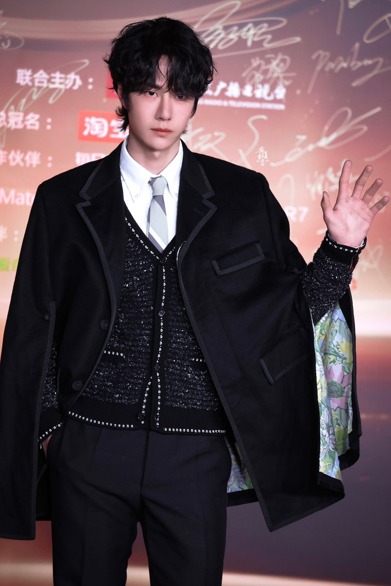 2amWangYibo's tweet photo. WANGYIBO SHINING MOMENT #YIBOxWB2024Night #WangYibo 

หล่อเกินต้านหล่อเกินแคปชั่นไปไกลแล้ว 😭 Photos by 無須多言·王一博 https://t.co/rWwibCsyn1