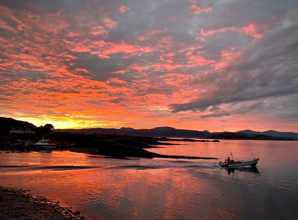 HOLIDAY TIME?

Chattan, our beautiful cottage on the stunning island of Easdale on the west coast of #Scotland🏴󠁧󠁢󠁳󠁣󠁴󠁿 is open all year.

Relax and unwind in a unique car-free environment, a gateway to exploring #Argyll and the islands.

easdale-experiences.com/accommodation/…

📷 <a href="/germanocean/">Colin McPherson</a>