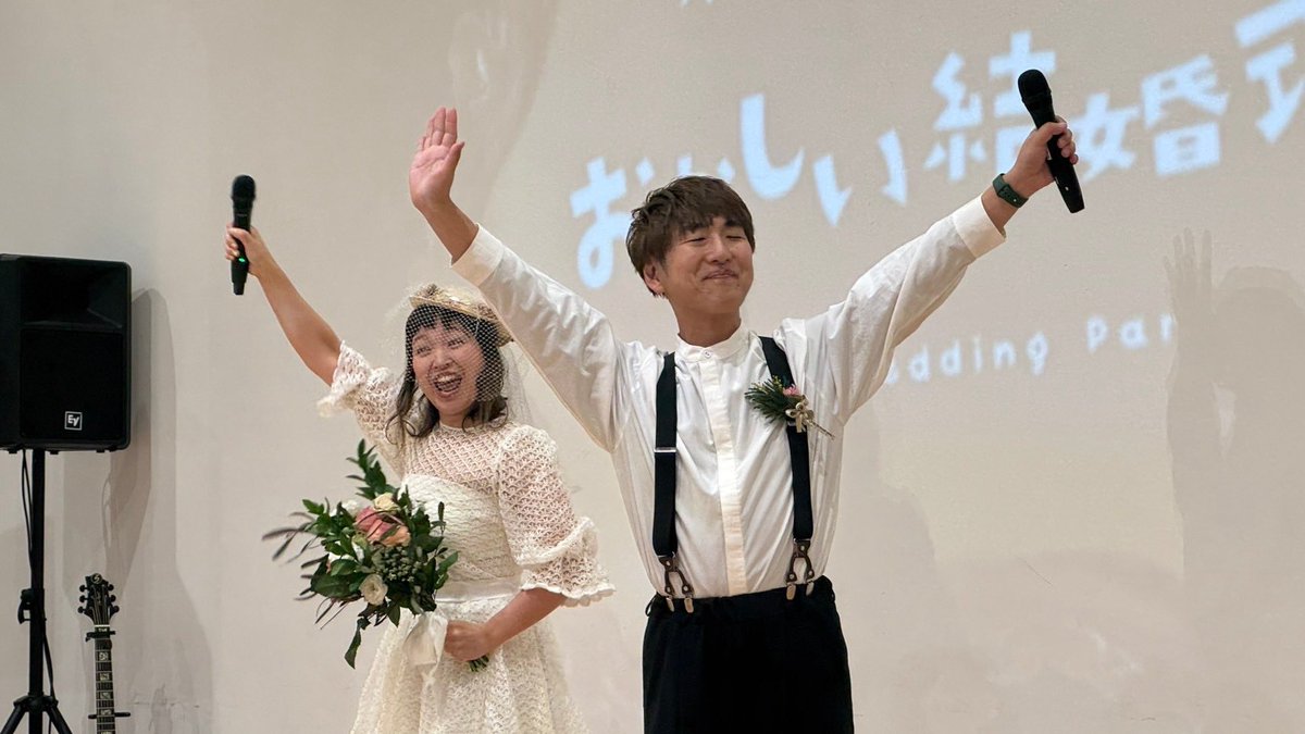 Uemura_eveletor's tweet photo. 昨日Eveletorのディレクターでもある菱沼さんとカエさんの結婚式でしたー💒
ご結婚おめでとうございます😊

Eveletorの曲を2曲アコースティックで歌わせていただきました🎤

とても素敵な結婚式でした💒
お二人と出会えた事にとても感謝してます！ https://t.co/EaI5ZKAQY7