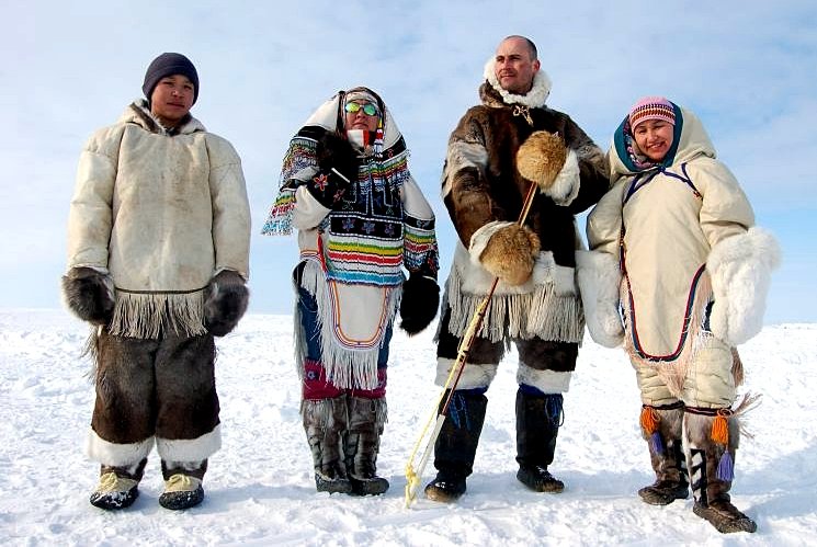 Que estemos debatiendo si Groenlandia se la queda EEUU o la sigue ocupando Dinamarca como si la población nativa Inuit (el 88% de los habitantes) no tuviera nada que opinar al respecto, indica hasta qué punto tenemos interiorizado el colonialismo.