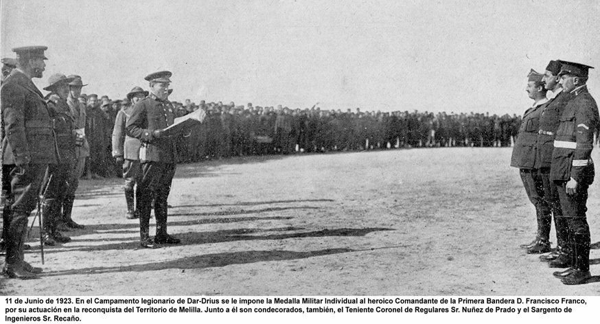 PlataformaMill1's tweet photo. #TalDíaComoHoy, el 11 de enero de 1923, en el campamento de #DarDrius y ante las tres Banderas de #LaLegión, el Comandante General de #Melilla impone solemnemente al comandante Francisco #Franco la #MedallaMilitar concedida por el Alto Comisario, el 30 de junio de 1921. https://t.co/Mu7zG7BpL5