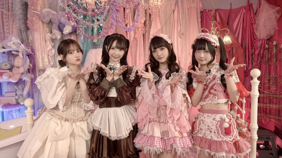 kawaii_muchu's tweet photo. かわいいにあふれ��超有益番組🪽💞
「かわいいにむちゅ♡」メ〜テレにて1月19日(日)深夜1時から！ロキポで見逃し配信も🫧

現役モデル・アイドルの推しコスメや写真の盛り方、骨格についてなど有益な情報がいっぱい🧁✨
あむちゃんの顔周りカット解説も…✂︎

＠sugales_noah https://t.co/8gdm5yqV9H