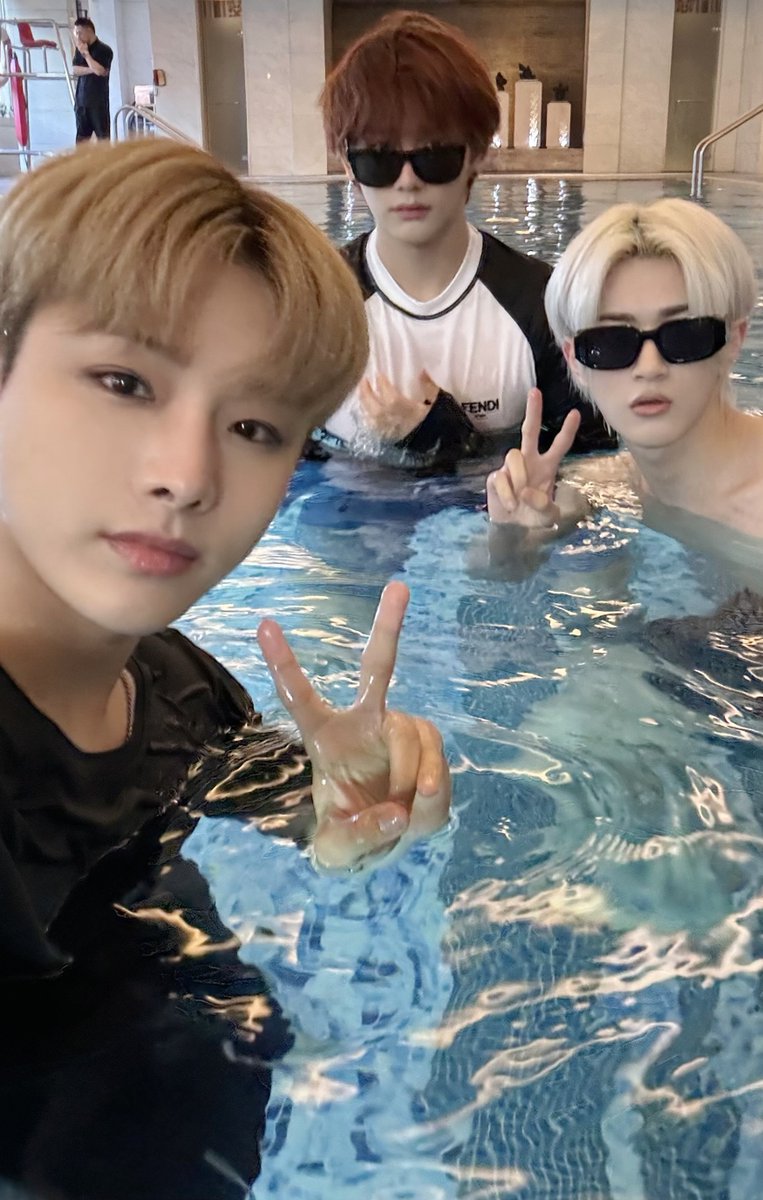 XODIAC_MEMBERS's tweet photo. [#렉스]

나보다 팔씨름 잘하는 씽이 생일축하행 💪 
고기묵자 형이 쏜다 !!! 🤍💚🔥

#XODIAC #소디엑 #LEX #렉스 https://t.co/tIhSVNEPUz