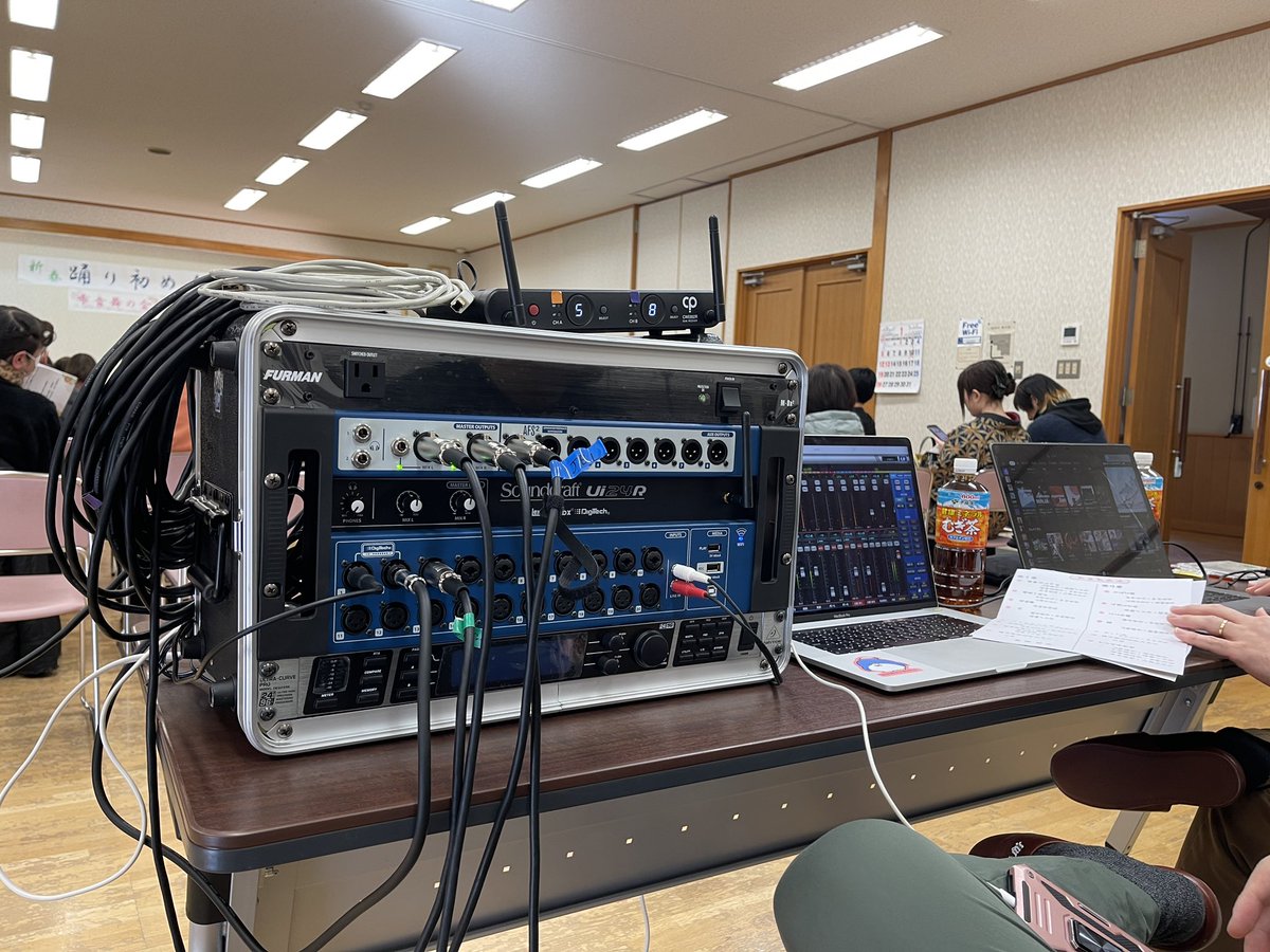 szszsz96's tweet photo. 今日は雫石公民館で、日頃よりお世話になっております雫音舞の会様の新春踊り初め会で照明と音響をしてきました。
会を重ねるごとに、
やる→反省会→機材増やしたり減らしたり→反省会→機材を新たに買ってやってみる→反省会→機材を新たに買ってやってみる
段々と最新の物になっていく。 https://t.co/PfHM1y1Bgu