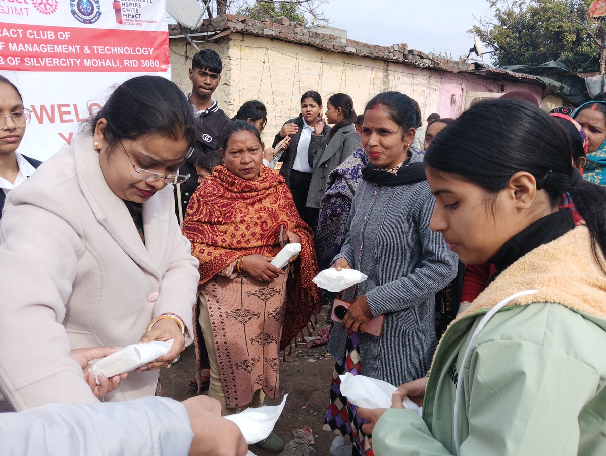 GJIMTMohali's tweet photo. GJIMT, in collaboration with the Rotaract Club, organized a Sanitary Pad Distribution Drive in Jagatpura, Mohali, under the Unnat Bharat Abhiyan initiative.   #philanthropy #rotaractclub https://t.co/2E4QBsPfIq