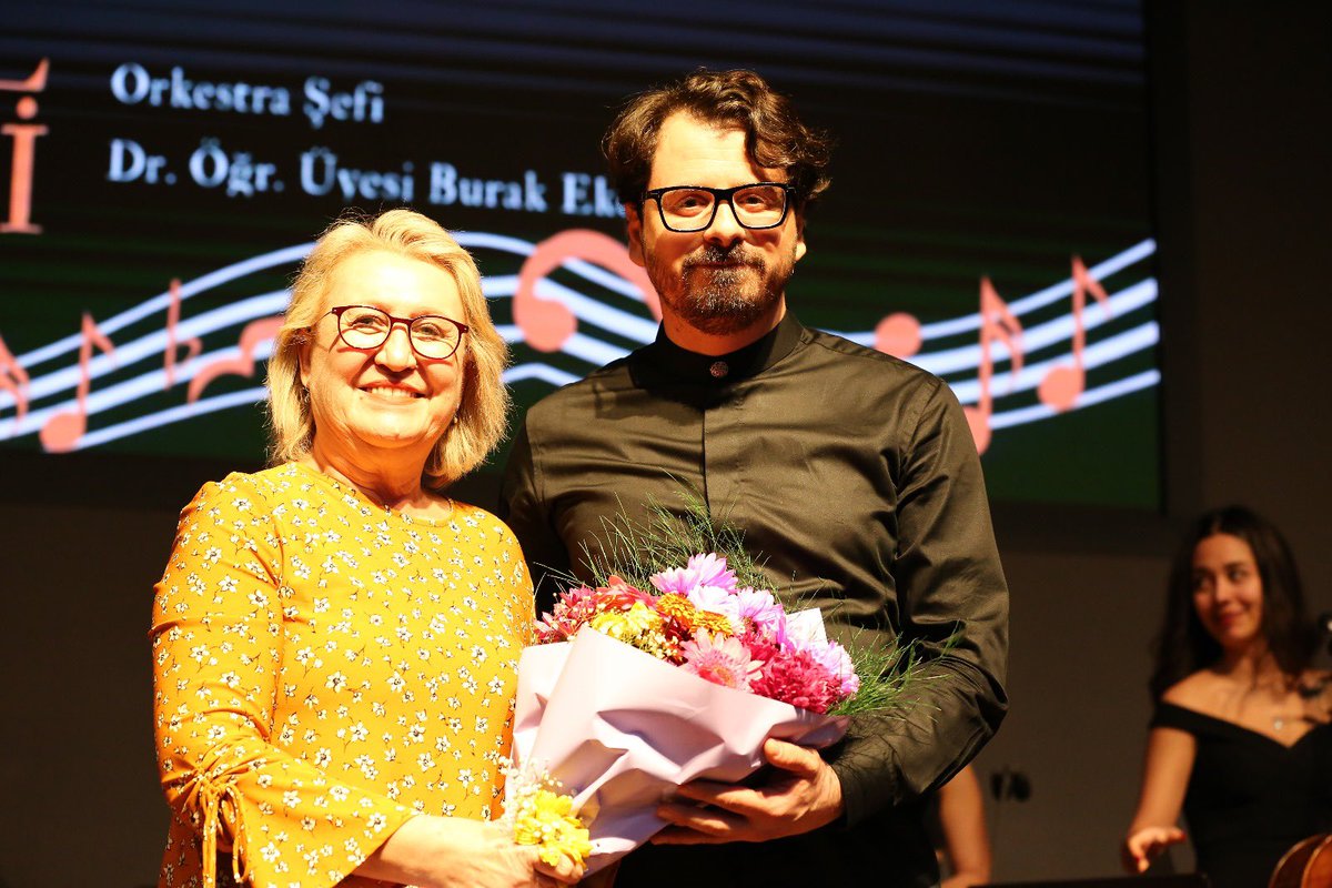 Güzel Sanatlar Fakültesi Müzikoloji Bölümü öğrencilerinin oluşturduğu Oda Orkestrası, Dikili Belediyesinde konser verdi.
Konser, Dr. Öğr. Üyesi Burak Eker şefliğinde, Dikili Belediyesinin Yeni Yıl Etkinlikleri kapsamında, gerçekleştirildi.
<a href="/tbedriye1/">Bedriye Tunçsiper</a> <a href="/dikilibelediye/">Dikili Belediyesi</a>