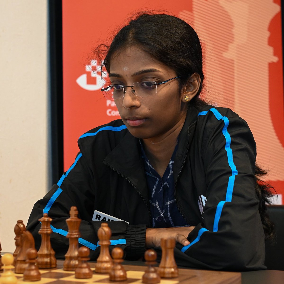 OnTheQueenside's tweet image. Congrats to Vaishali Rameshbabu on winning the 2024 Move of the Year!! 🥳🎉👏

Vaishali sacrificed the ROOOOOK to beat 2600+ GM Alexander Donchenko!

📷: Biel Chess Festival
#chess #ChessYearAwards