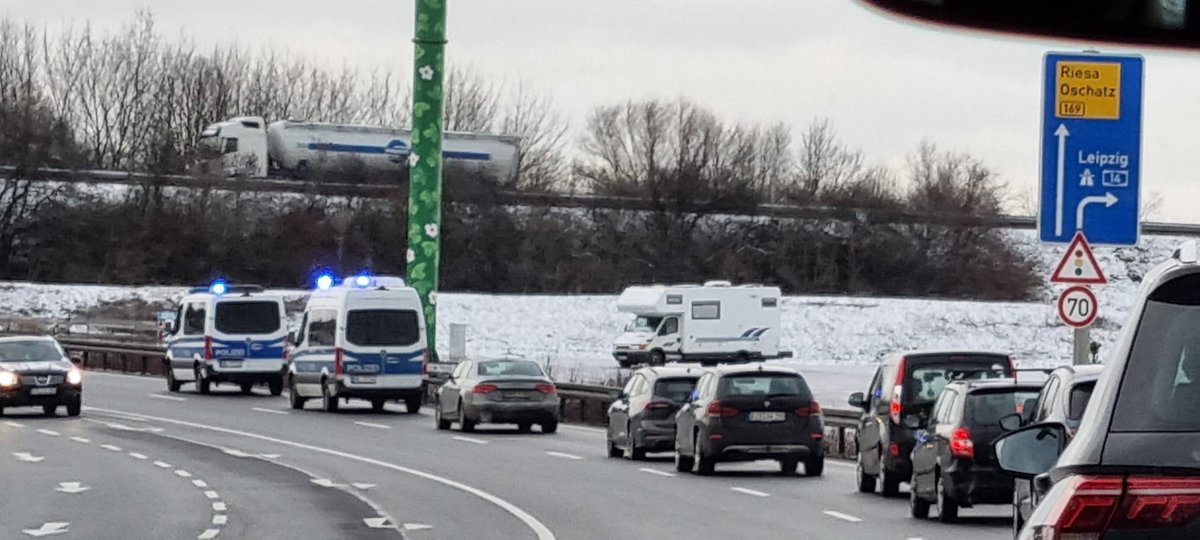 GuntramPross's tweet photo. Wenn man nur mit Polizeischutz zu einem #AfDBPT in #Riesa anreisen kann, weil einem gewalttätige Linksextremisten auflauern, sollte jedem klar sein, von wem die Gefahr für die Demokratie tatsächlich ausgeht.
