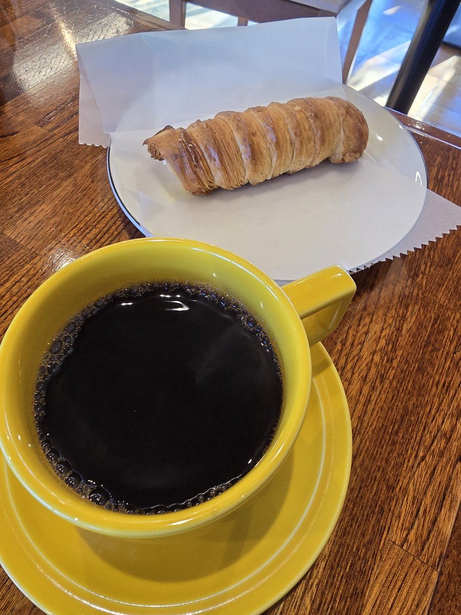michiponcafe's tweet photo. 見つけた！
美味しいパンと珈琲の店。
リピート確定。
コルネは注文後、クリームIN。
はい、優勝🏆 https://t.co/5TZSte9Lra
