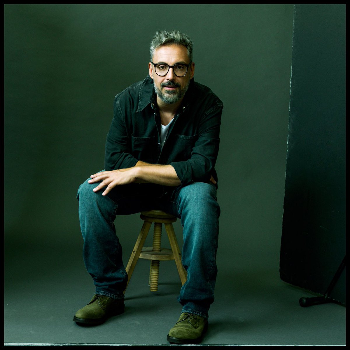 Brunori Sas si prepara a un 2025 indimenticabile: il debutto a Sanremo con L’albero delle noci, un disco intimo e riflessivo in uscita il 14 febbraio, e un tour nei palasport che culminerà con un evento storico al Circo Massimo il 18 giugno. A pranzo con lui su <a href="/mow_mag/">MOW MAG</a>