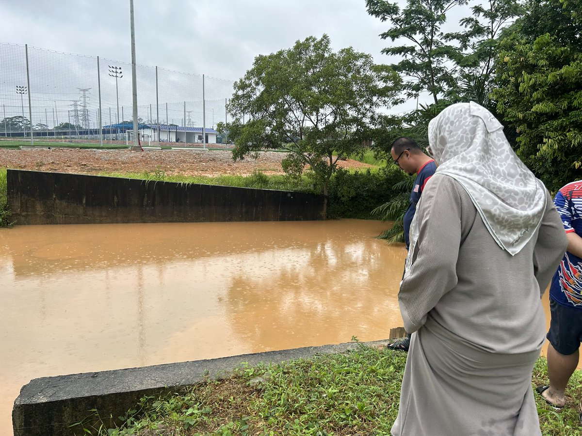 Hujan sejak 8 pagi semalam, dan masih berterusan lagi sampai sekarang. 

Tadi saya juga pergi ke kawasan punca banjir di Kampung Tengah bersama penduduk dan juga pemaju Adda.

Insyallah saya akan minitkan surat ke MBJB untuk siasatan lanjut.

Malam ini, kami akan melawat PPS dan