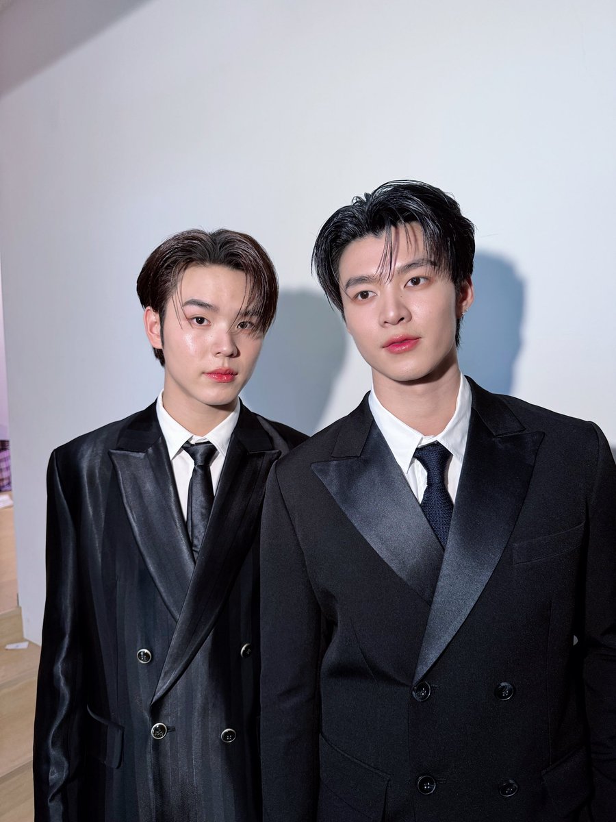 MchoiceTH's tweet photo. นี่มันสูทดำหรือสูทหล่อกันน้า 😎

#MeenPing1stFansignGuangzhou
#Meennicha8 #Pingkrittanun
#MchoiceArtist https://t.co/qQf6OtLcFQ