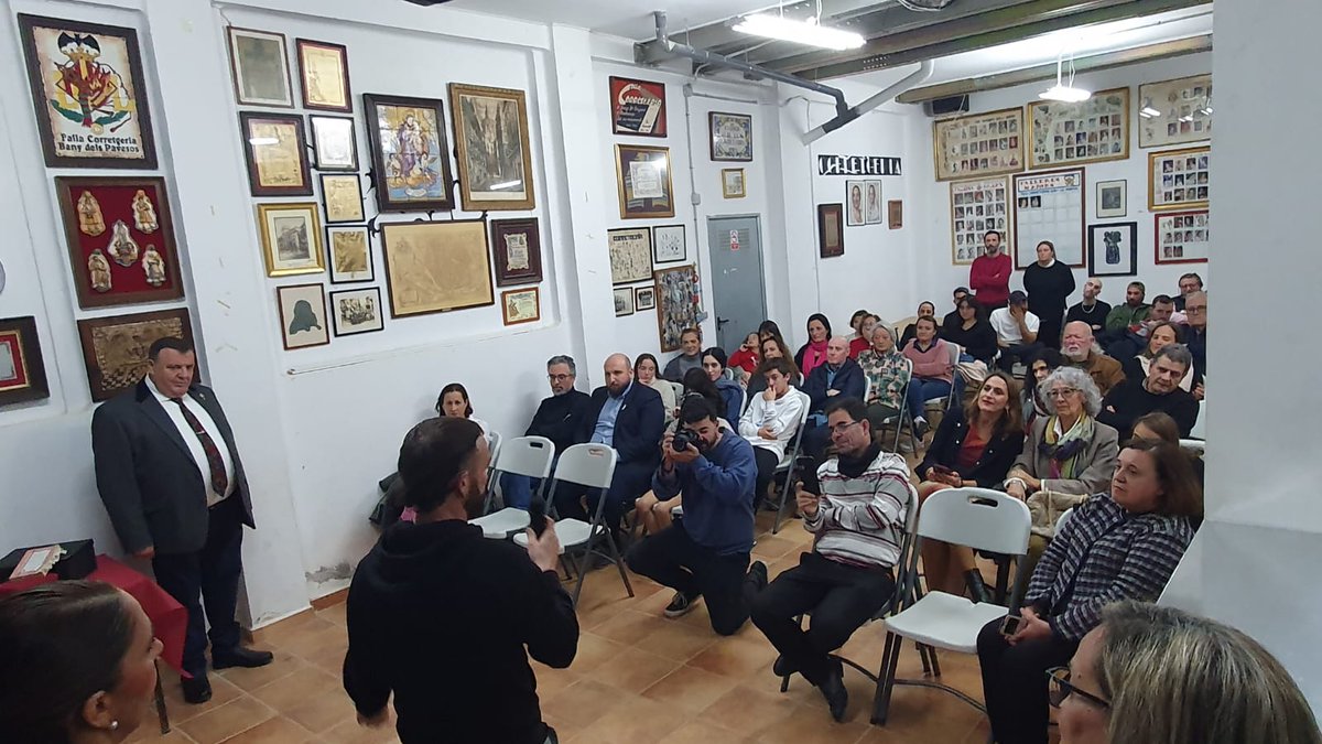 FallaCorregeria's tweet photo. Ayer nuestro artista David Moreno nos presentó junto a su equipo los proyectos qué está preparando para nuestra Comisión y que verán la luz este próximo mes de marzo en el mejor enclave de Valencia
Con ganas de que llegue el mes de marzo 👏🏼👏🏼
#Fallas #Fallas2025 #DavidMoreno https://t.co/Cw3EYppL9D