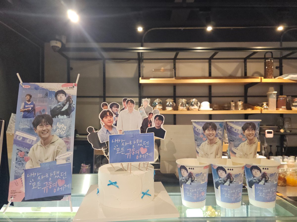 아랑가부터 MD 팬사인회까지... 모든 규형이가 담겨있던 공간.

공연 보느라 눈으로만 훑었지만 마음까지 따스해지는 공간이었다.

#내가사랑했던_모든_규형에게
#해피버스데이_규형
#언제나_그리고_영원히_임규형