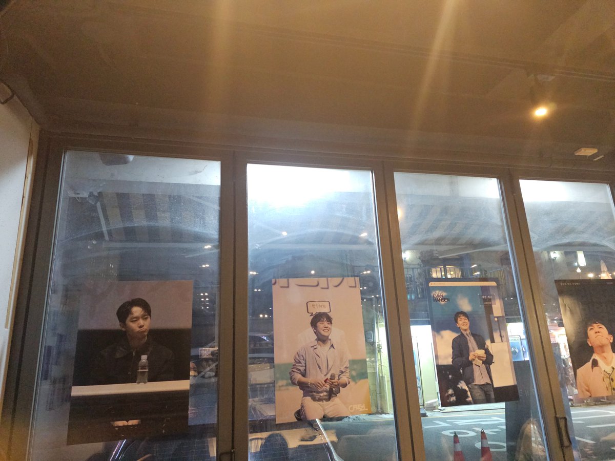judy_404_c's tweet photo. 아랑가부터 MD 팬사인회까지... 모든 규형이가 담겨있던 공간.

공연 보느라 눈으로만 훑었지만 마음까지 따스해지는 공간이었다.

#내가사랑했던_모든_규형에게
#해피버스데이_규형
#언제나_그리고_영원히_임규형 https://t.co/5Mxz0Q8KOJ