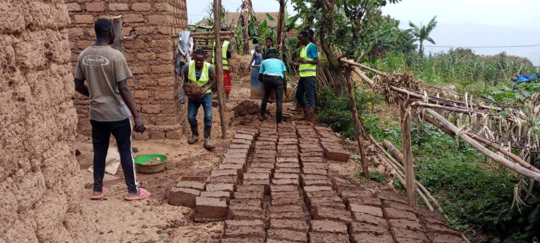 BureraRyvcp's tweet photo. Kuri uyu wa 11/1/2025 @BureraRyvcp #gatebe Twazindukiye mu muganda w'urubyiruko wo gukinga Inzu y'Umuturage wo mudugudu wa Rutovu no kumubumbira amatafari (242) azamufasha kubaka igikoni. @BureraDistrict
@RwandaLocalGov
@RwandaYouthVol1
@RwandaYouth 
@KubanaRichard @EricBayisenge https://t.co/DUrrBW17no