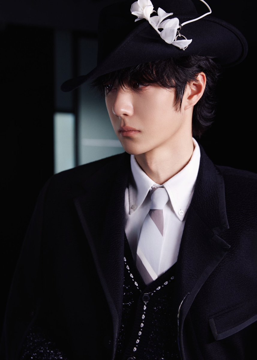 YUEHUA_OFFICIAL's tweet photo. 【#王一博 x 2024 #微博之夜 】

暗夜生辉 神秘深邃
卓然绰影 张力满溢

#WangYibo #乐华娱乐 https://t.co/HRnXU4om4D