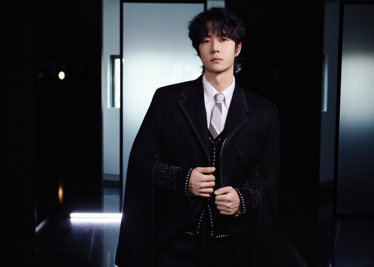 YUEHUA_OFFICIAL's tweet photo. 【#王一博 x 2024 #微博之夜 】

暗夜生辉 神秘深邃
卓然绰影 张力满溢

#WangYibo #乐华娱乐 https://t.co/HRnXU4om4D