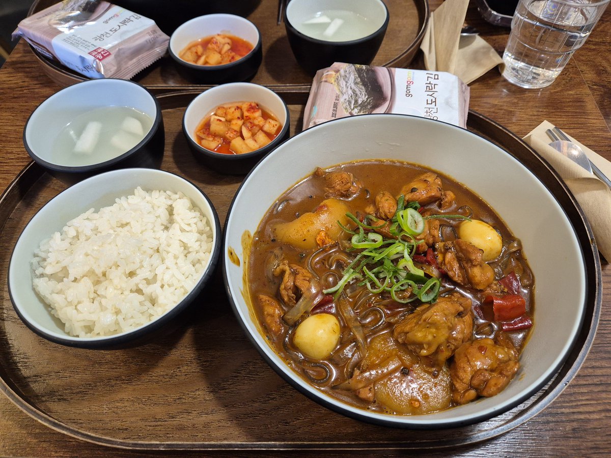 wi_dug's tweet photo. 생일카페를 찜닭집에서 한다는 게 무지 생소했는데
먹으니까 막상 ㅈㄴ 맛있아서 코박고 쳐먹음
쓸다리없는 더치커피 사는 것보다 경제적임 https://t.co/G06DxPXhNo