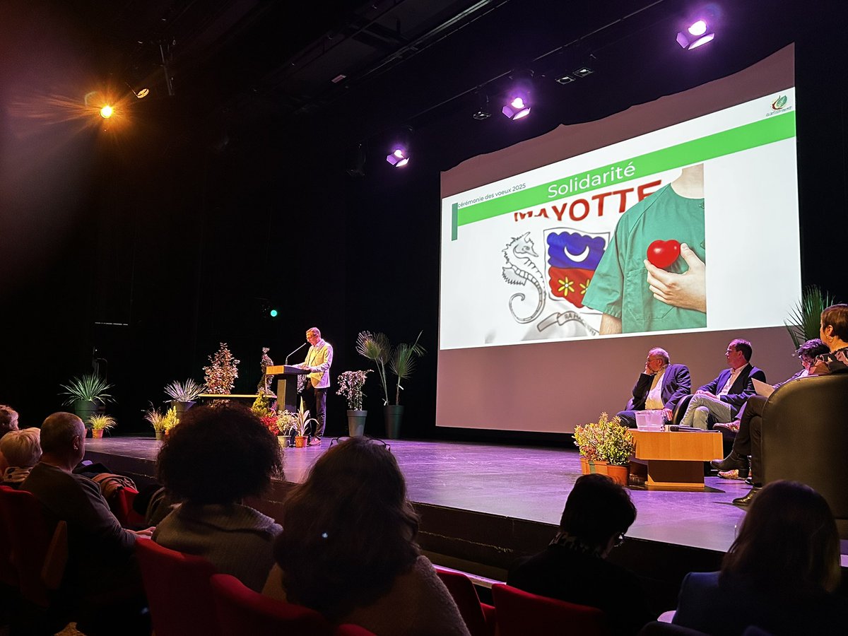 Présent ce matin aux vœux de la municipalité de #Questembert aux corps constitués et aux citoyens. Devant une salle quasiment pleine.