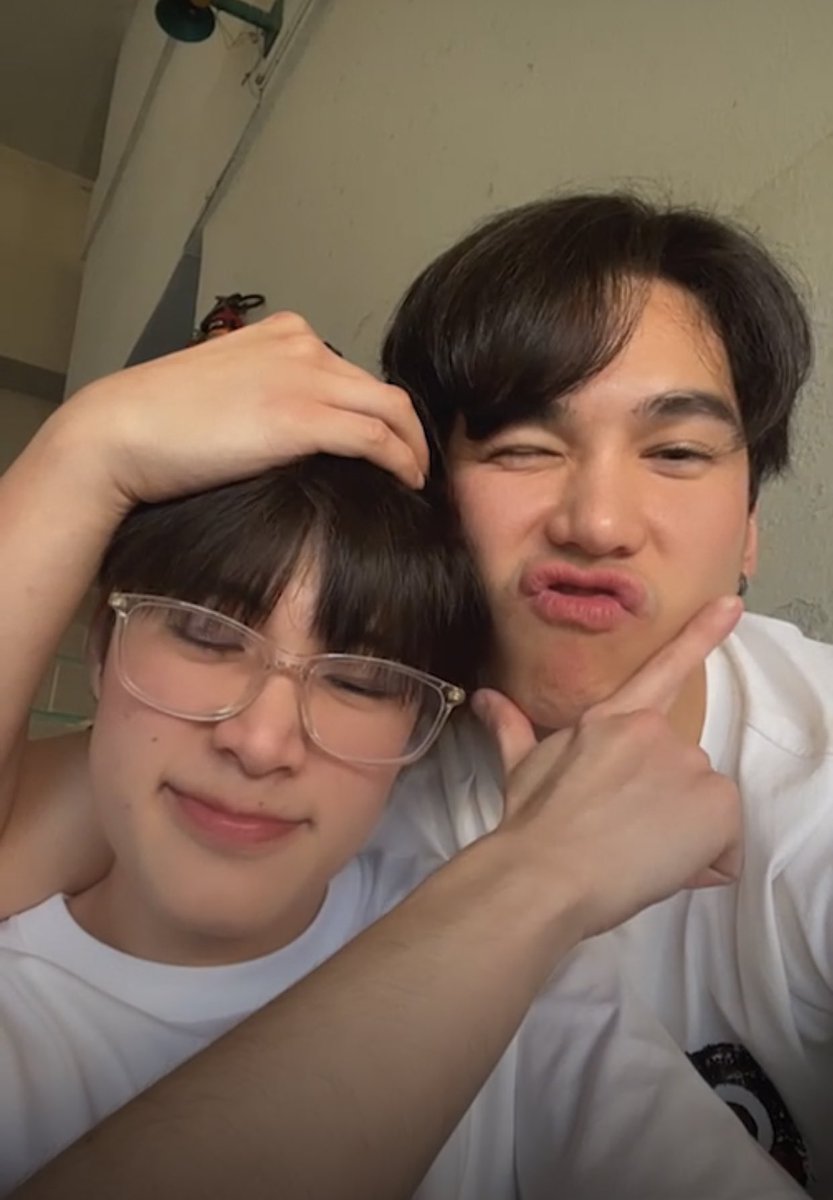 mintwithmaxnat's tweet photo. น่ารักกันมาก 🎀⭐️🤍  #ครูพี่ซันน้องเหนือ https://t.co/SPBSEPwuHR