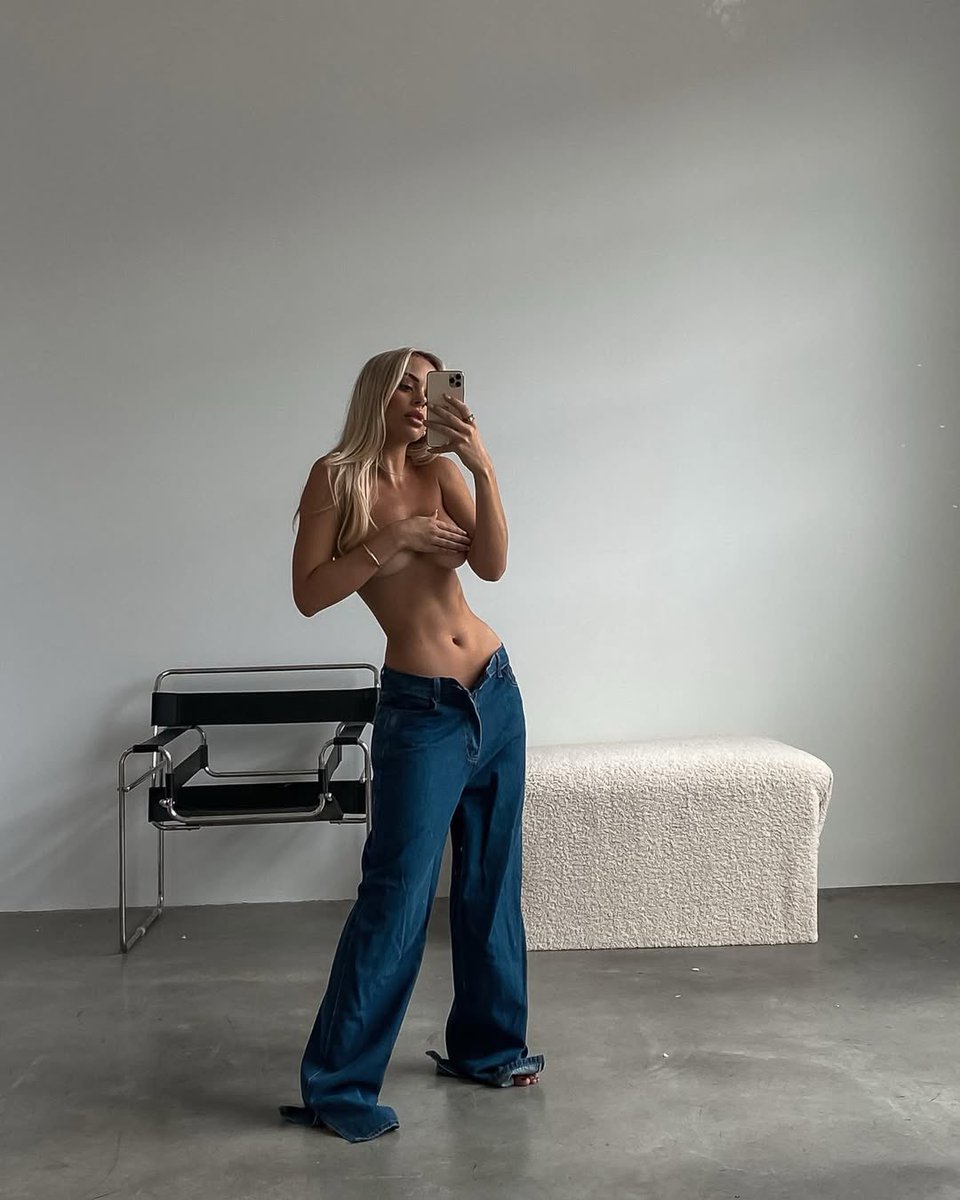 nsfwmuses's tweet photo. Emily Davies https://t.co/L9CMCMHiWG