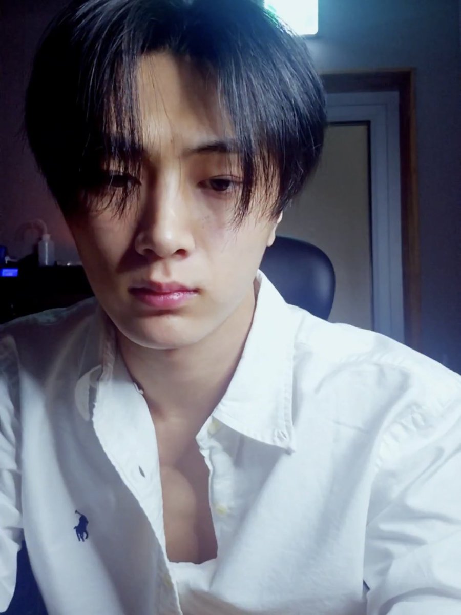 mainlyjay's tweet photo. OHMYGOD JAY IN WHITE POLO?? HIS CHEST WTF https://t.co/NSI0cLbnEr