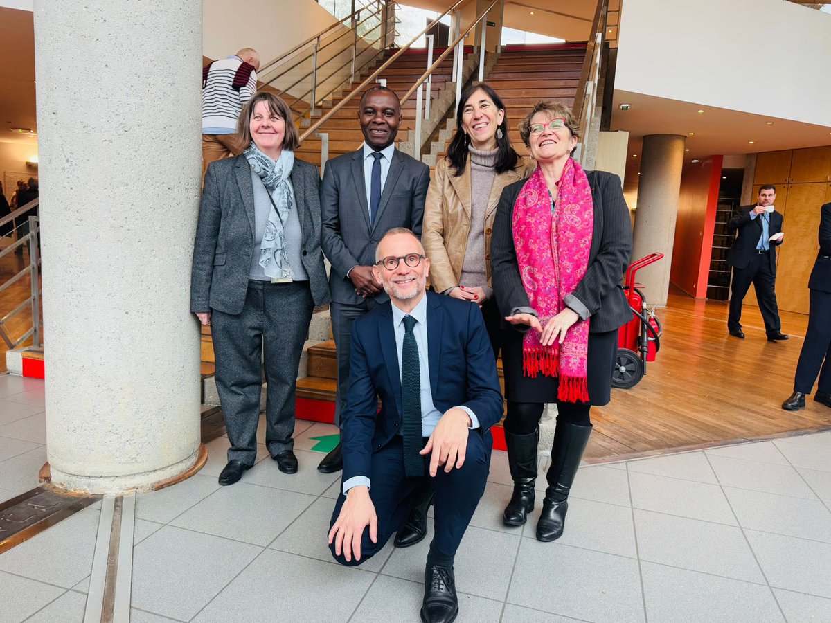 TMohamedSoilihi's tweet photo. Auprès de nos agents du site @francediplo à Nantes, qui accueille aussi les services consulaires @FR_Consulaire. Le Ministère de l’Europe et des Affaires étrangères fut le premier à décentraliser ses locaux il y a 60 ans de cela. 

Nos agents, à Nantes, à Paris et à travers le monde portent avec un engagement exemplaire l’action #diplomatique et consulaire de la #France. 

C’est ce que j’ai tenu à mettre en valeur lors de mes vœux auprès d’eux aujourd’hui. 🙏🏿🇫🇷