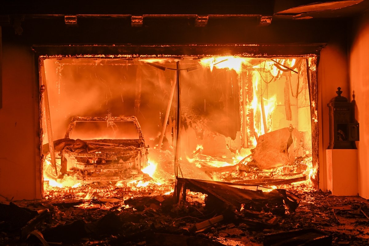 muhendisyenn's tweet photo. Arkadaşlar Amerika'da yangın çıktı. Los Angeles de, bazı aptallar ise bak işte Gazze'ye böyle yaptınız, Allah da sizi yakıyor diye aptal aptal yorumlar yapıyor. Allah'a da iftira atacak kadar da delirmişler. Kardeşim delirdiniz mi?
Allah niye insanları yaksın? Orada doğada canlılar var, bitkiler var, abi sanıyorlar ki Amerika'da ki vatandaşların hepsi Gazze'ye yapılanlardan mutlu, ya manyak mısınız ya, Amerika'da ki insanların çoğu katil İsrail'e karşı zaten. Protesto gösterileri yapıldı o kadar. O insanlarında evi yanıyor. Ben bir örnek daha vermek istiyorum. İsrail'de, israil vatandaşlarının bir kısmı katil Netanyahu yu protesto ediyor. Haham'ların bir kısmıda tepkiler gösteriyor. Oturmuş dünyaya başka yerden bakanlar var. Her yerde iyi insanlar vardır arkadaşlar. Vardır. Olan iyi insanlara oluyor. Edilecek bir duanız varsa Allah iyi yönde ıslah etsin dersin. Allah ıslah etsin dersen de bir bedduadır. İyi yönde diyeceksin. Ama oturmuşlar bak görüyor musun, Allah Amerika'yı yakıyor diyorlar. Ulan bari Allah'a iftira atmayın aptallar, kâinattaki tüm kötülüklerin ve kötü olayların nedeni siz insanlarsınız. Suç da, suçlu da insanlardır. Amerika'da ki yangının temelinde de yine insan var. Masum insanlara geçmiş olsun dileklerimi iletiyorum. Sorumsuzlukların sonuçları bunlar. 2024 yılında kaç kere uyarı yapılmış, dinlememiş belediye. Bizim bu yangından dersler alıp, ne olur ne olmaz diyerek tedbirleri yükseltmemiz lazım. 2021 yılındaki sıcaklıklar, 2020 yılından fazlaydı, yine 2022 bir önceki yıldan, 2023 ve 2024 de ondan öncekinden daha sıcaktı. Bizim 2025 yılının sıcak aylarına sıkı tedbirler almamızın konuşulması lazımken, nerede boş konular var, onu konuşuyoruz. Allah bizleri diğer canlılardan üstün kılan bir şey verdi, akıl, akıl, akıl. Kullanın ya. El insaf ya. Bu akıllı Allah'a iftira atmaya kullanmayın. Pes yani.