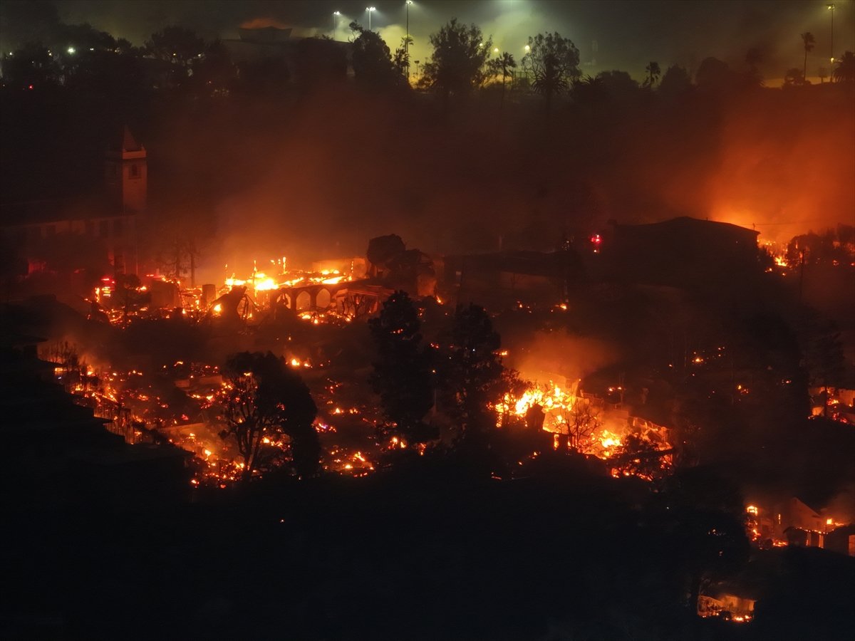 muhendisyenn's tweet photo. Arkadaşlar Amerika'da yangın çıktı. Los Angeles de, bazı aptallar ise bak işte Gazze'ye böyle yaptınız, Allah da sizi yakıyor diye aptal aptal yorumlar yapıyor. Allah'a da iftira atacak kadar da delirmişler. Kardeşim delirdiniz mi?
Allah niye insanları yaksın? Orada doğada canlılar var, bitkiler var, abi sanıyorlar ki Amerika'da ki vatandaşların hepsi Gazze'ye yapılanlardan mutlu, ya manyak mısınız ya, Amerika'da ki insanların çoğu katil İsrail'e karşı zaten. Protesto gösterileri yapıldı o kadar. O insanlarında evi yanıyor. Ben bir örnek daha vermek istiyorum. İsrail'de, israil vatandaşlarının bir kısmı katil Netanyahu yu protesto ediyor. Haham'ların bir kısmıda tepkiler gösteriyor. Oturmuş dünyaya başka yerden bakanlar var. Her yerde iyi insanlar vardır arkadaşlar. Vardır. Olan iyi insanlara oluyor. Edilecek bir duanız varsa Allah iyi yönde ıslah etsin dersin. Allah ıslah etsin dersen de bir bedduadır. İyi yönde diyeceksin. Ama oturmuşlar bak görüyor musun, Allah Amerika'yı yakıyor diyorlar. Ulan bari Allah'a iftira atmayın aptallar, kâinattaki tüm kötülüklerin ve kötü olayların nedeni siz insanlarsınız. Suç da, suçlu da insanlardır. Amerika'da ki yangının temelinde de yine insan var. Masum insanlara geçmiş olsun dileklerimi iletiyorum. Sorumsuzlukların sonuçları bunlar. 2024 yılında kaç kere uyarı yapılmış, dinlememiş belediye. Bizim bu yangından dersler alıp, ne olur ne olmaz diyerek tedbirleri yükseltmemiz lazım. 2021 yılındaki sıcaklıklar, 2020 yılından fazlaydı, yine 2022 bir önceki yıldan, 2023 ve 2024 de ondan öncekinden daha sıcaktı. Bizim 2025 yılının sıcak aylarına sıkı tedbirler almamızın konuşulması lazımken, nerede boş konular var, onu konuşuyoruz. Allah bizleri diğer canlılardan üstün kılan bir şey verdi, akıl, akıl, akıl. Kullanın ya. El insaf ya. Bu akıllı Allah'a iftira atmaya kullanmayın. Pes yani.