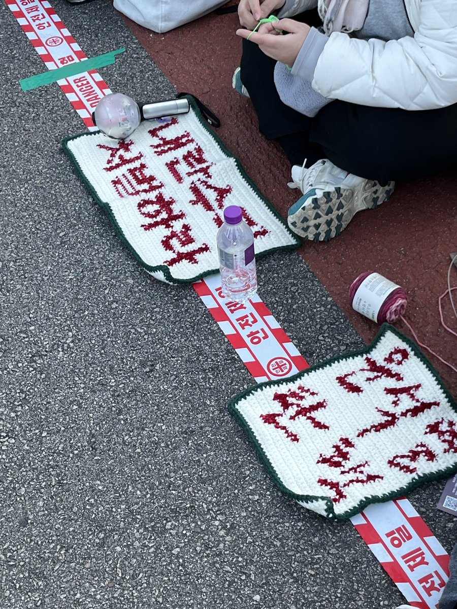jamchilla21's tweet photo. 뜨개인을 따뜻한 집으로 돌려달라 https://t.co/fkJXdJK30o