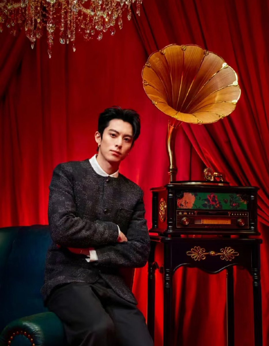 XuKai_Soso0305's tweet photo. Dylan’s first outfit for #WeiboNight2024 goes really well with this set ❤️

#DylanWang #WangHedi #王鹤棣 #왕허디 #หวังเฮ่อตี้ #ワンホーディー https://t.co/xvEMpAILFW